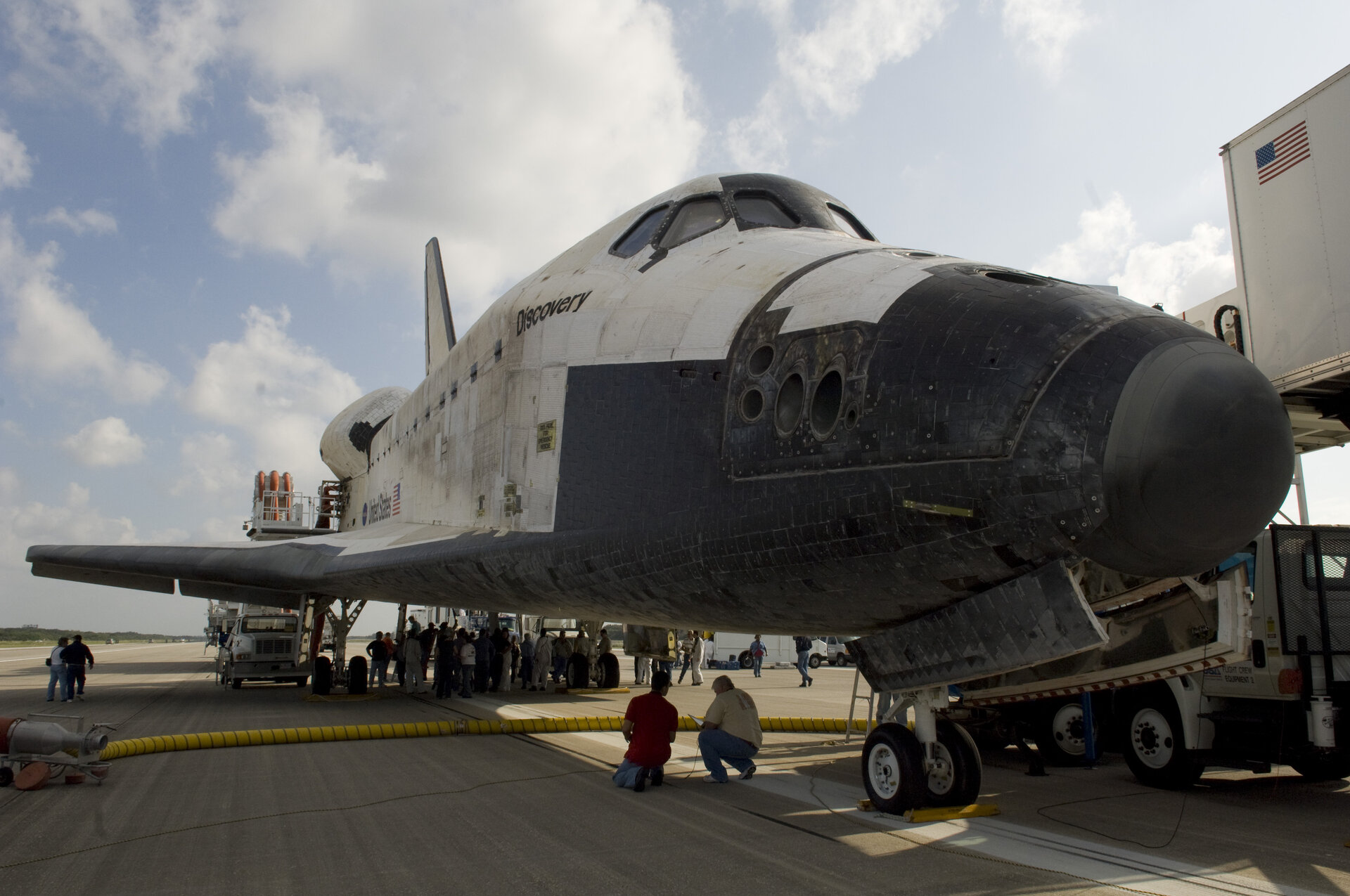 Space Shuttle Discovery lands at Kennedy Space Center, Florida, 7 November 2007.