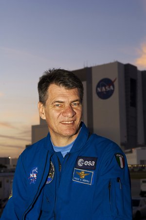 Paolo Nespoli stands in front of the Vehicle Assembly Building at KSC