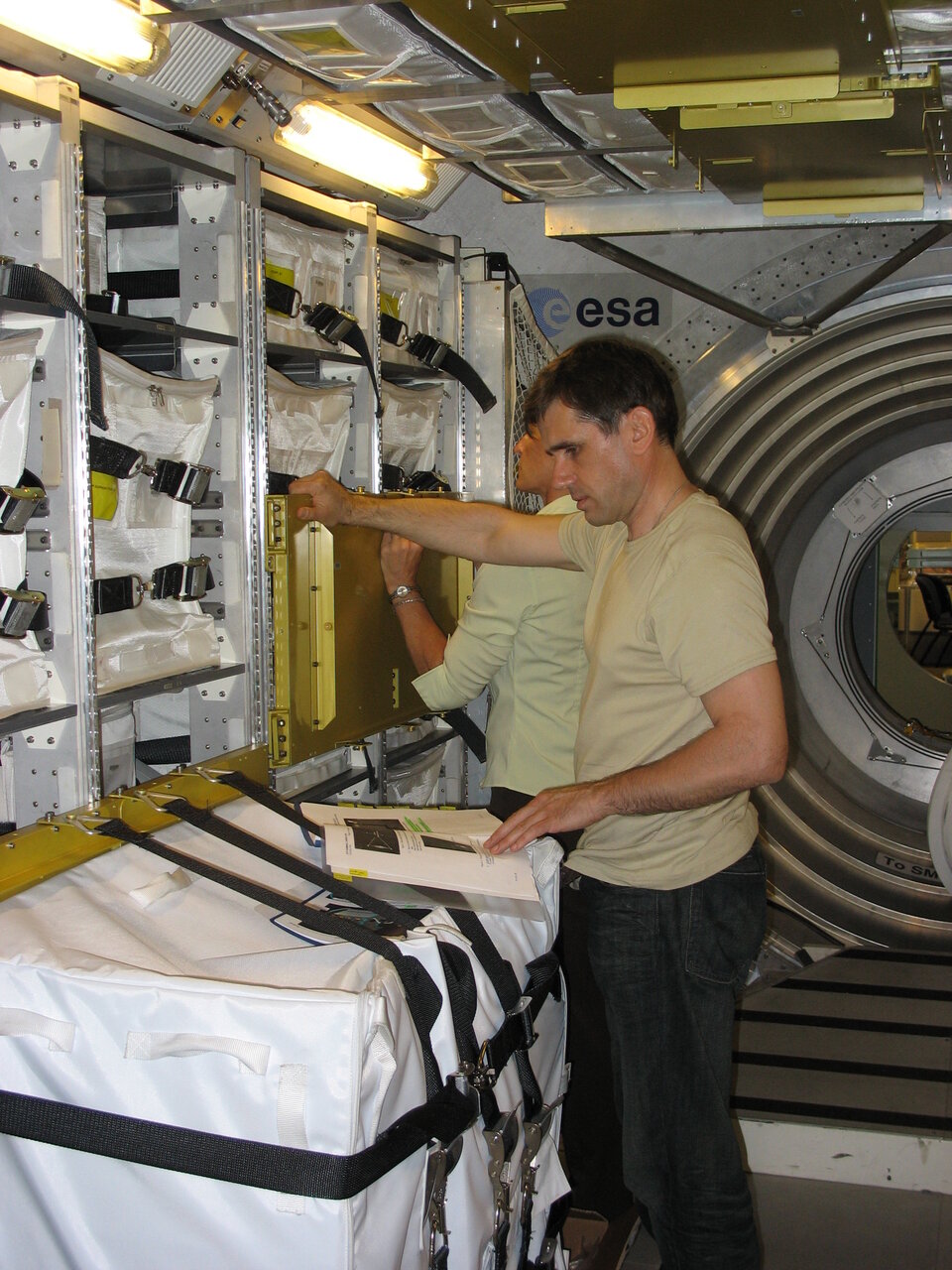 Expedition 16 crew trained for hatch opening and ingress at EAC