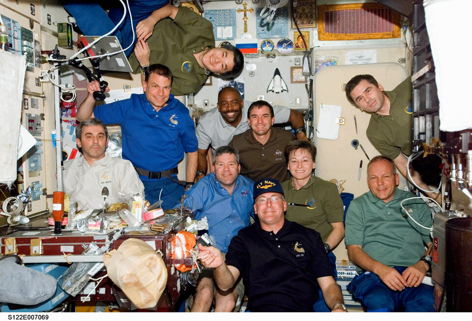 STS-122 ja Ekspeditsioon 16 meeskonnad töötasid ISSil koos, et Columbuse laborit paigaldada.