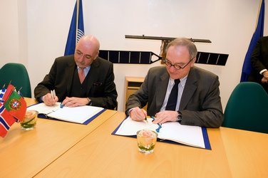 Mr Dordain (right) and Mr Zourek signing the agreement