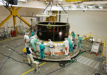 Preparing to integrate the Separation and Distancing Cylinder (SDC) for Jules Verne with the Ariane 5 launcher