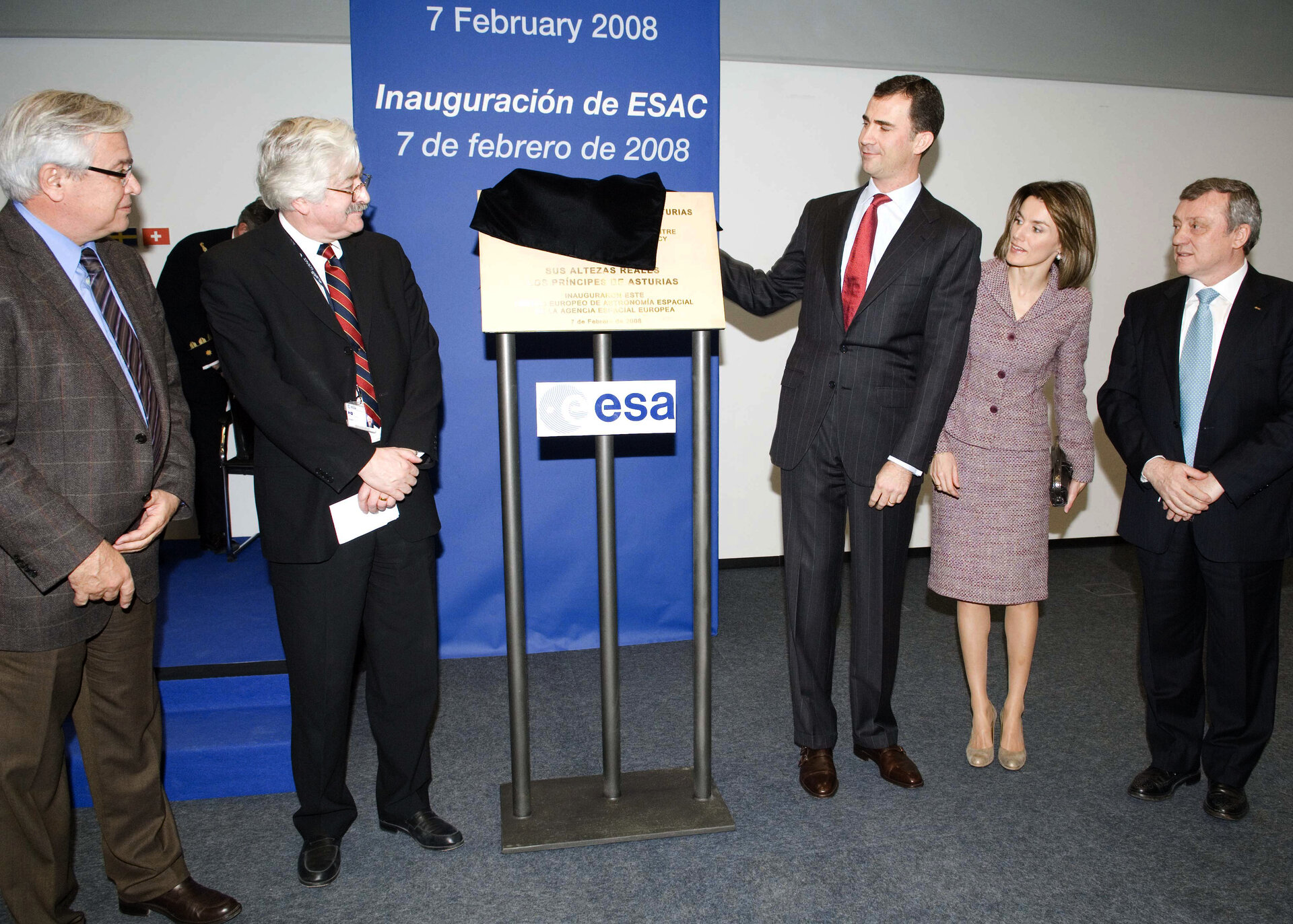 The Prince unveils the inauguration plaque at ESAC
