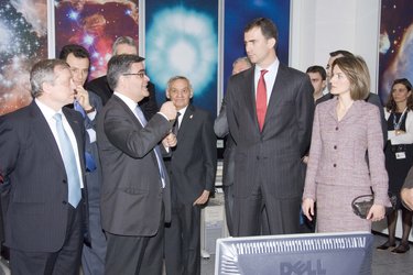 The Spanish royals visit the ESAC Mission Planning room.