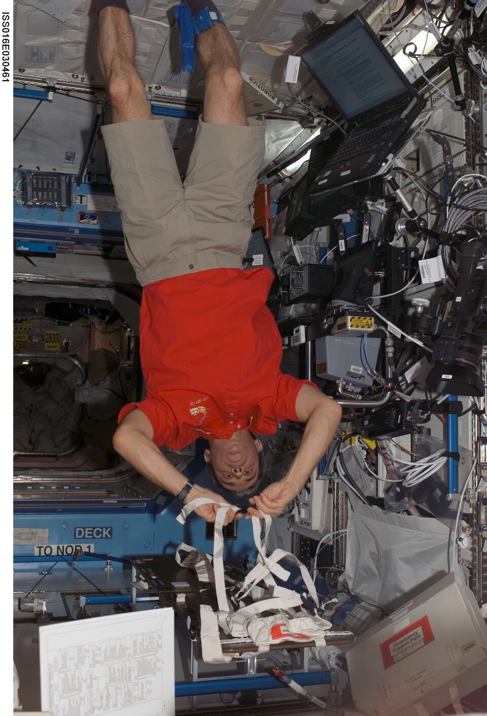 Léopold Eyharts à bord de la Station spatiale internationale