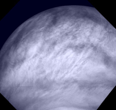 Cloud structures at Venus’ low latitudes