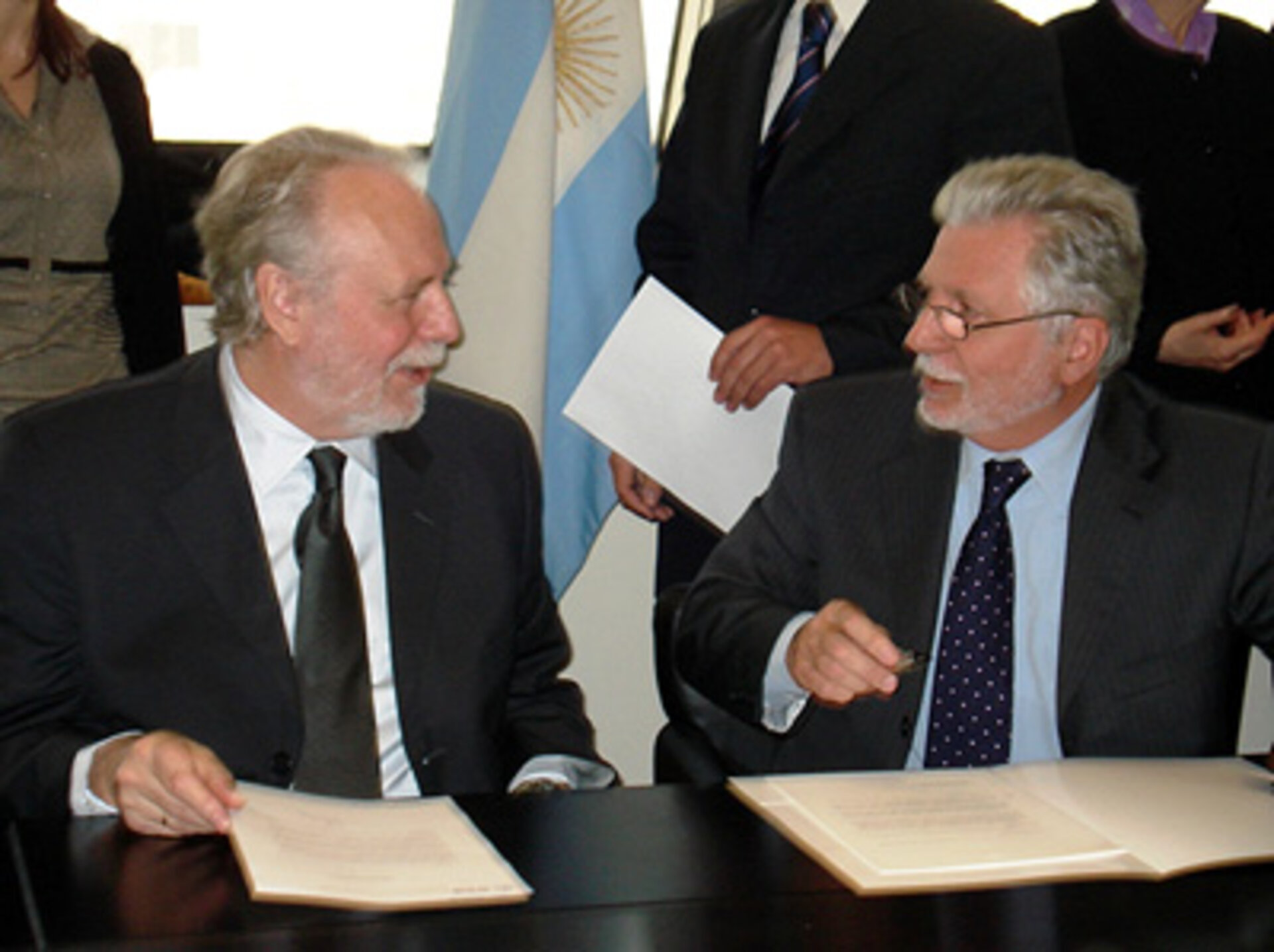 René Oosterlinck (left) and Victorio Taccetti signing the agreement