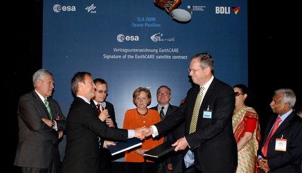 Signature of the EarthCARE contract at ILA