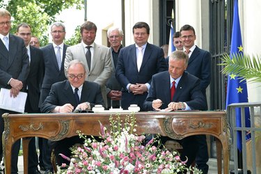 ESA's Director General and the Czech Prime Minister sign the Accession Agreement