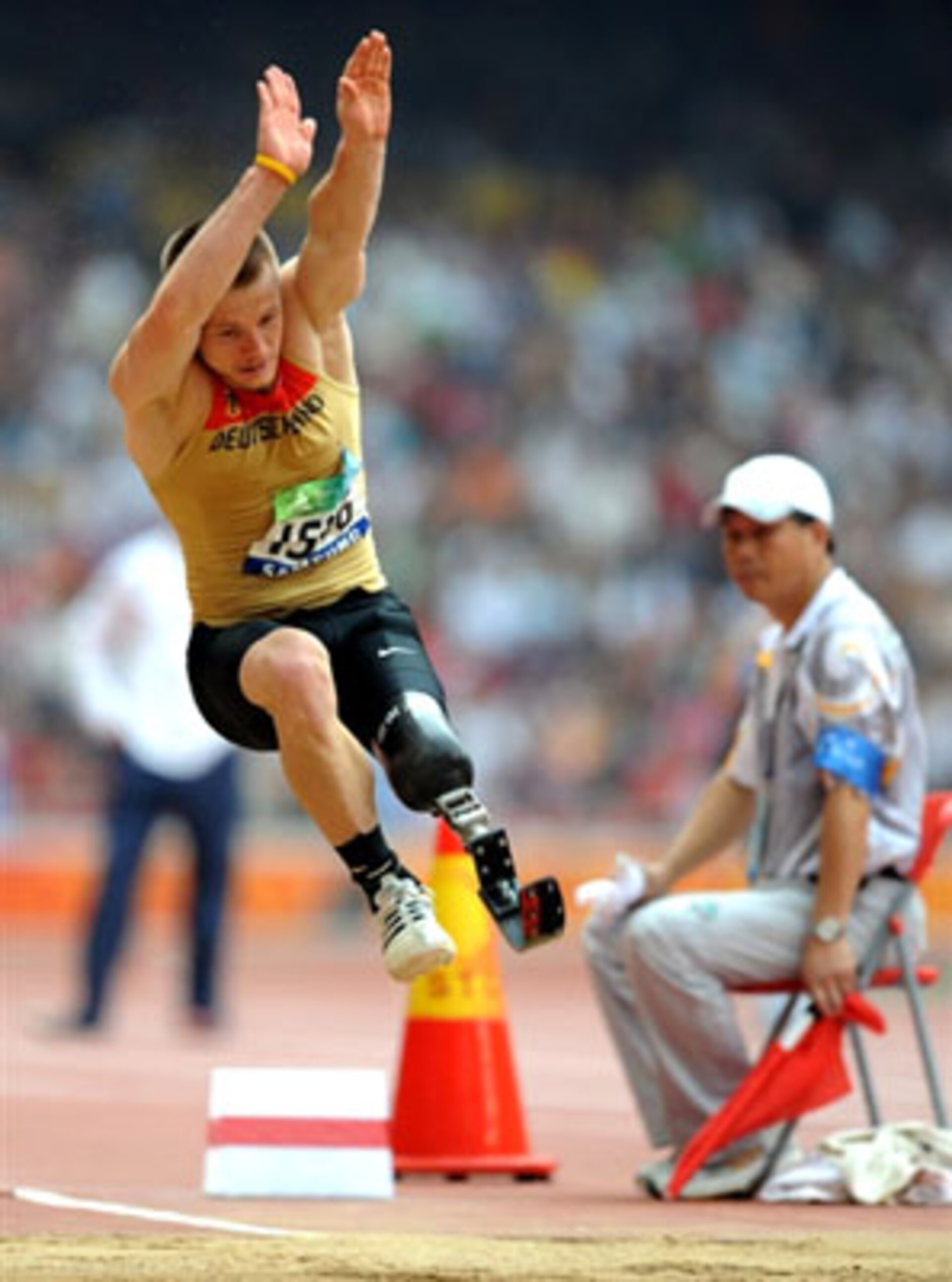 Wojtek Czyz wins long jump at Paralympics 2008