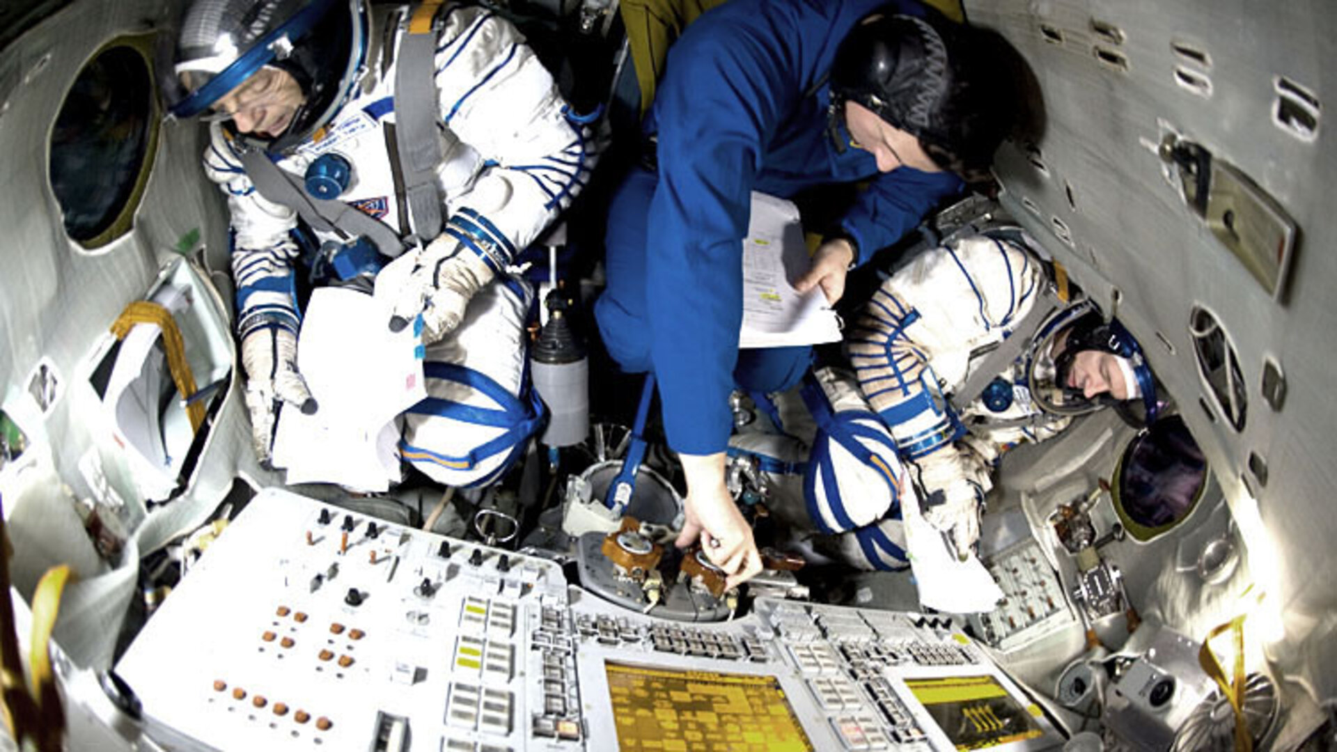 Frank De Winne trains with his crew in the Soyuz simulator in Star City