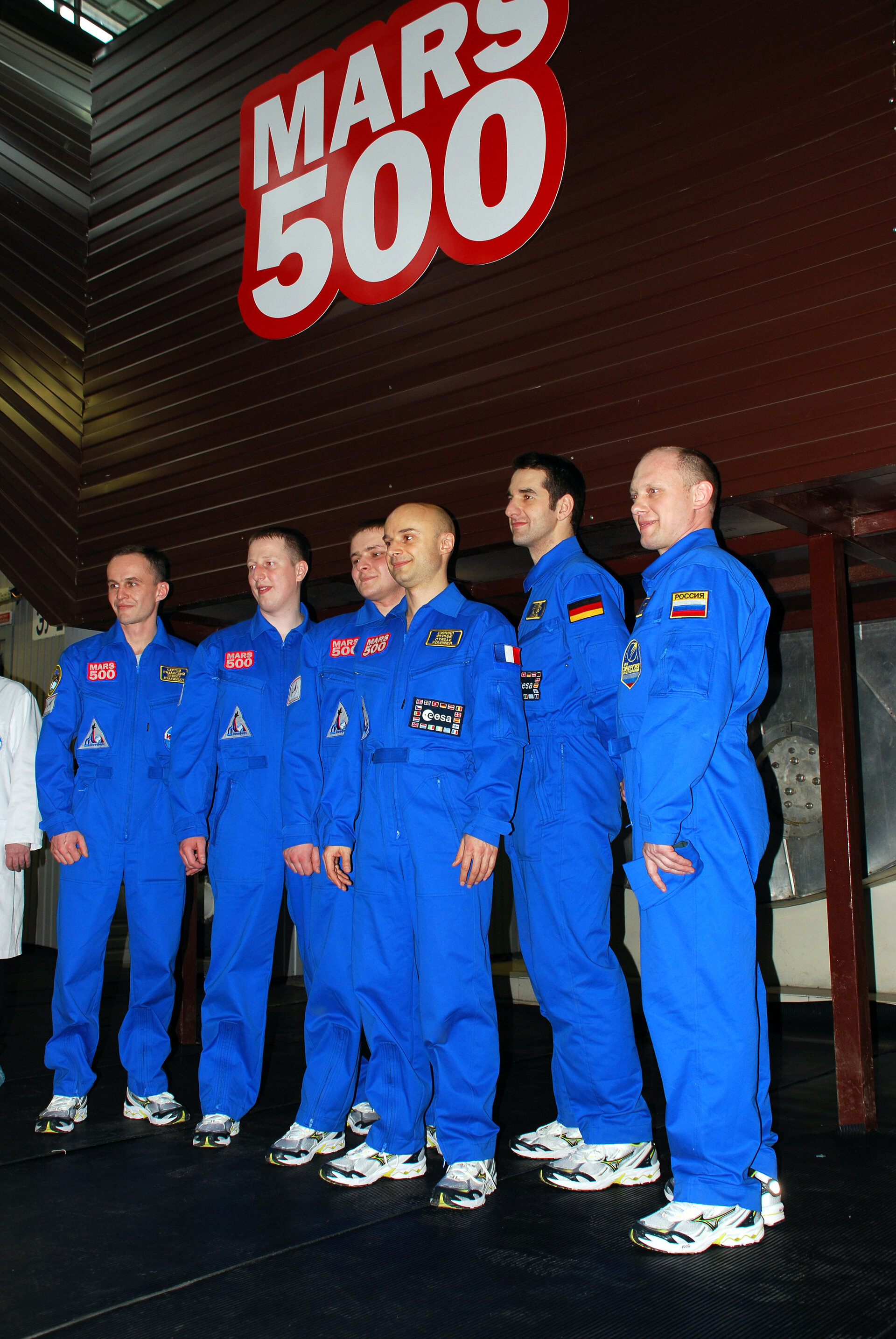 Mars500 crew prepares to enter the isolation facility at IBMP