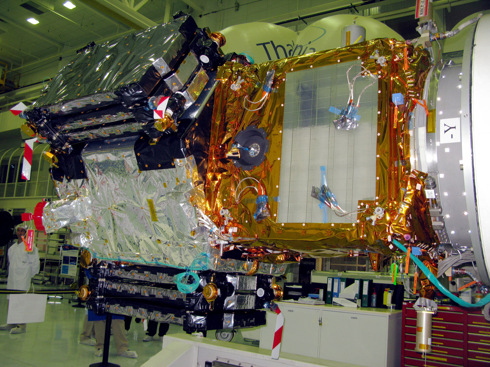 El satélite SMOS en las instalaciones de Thales Alenia Space (Francia)