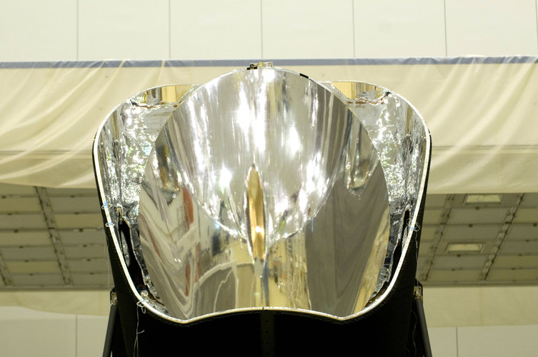 The Planck primary mirror and baffle