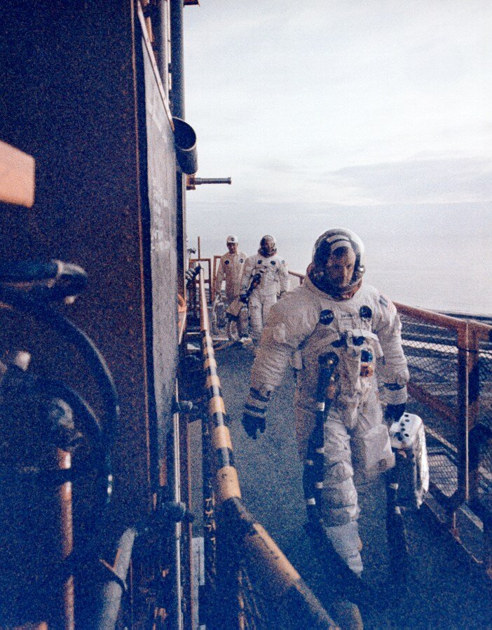 Tripulação da Apollo 11 prestes a entrar na nave espacial