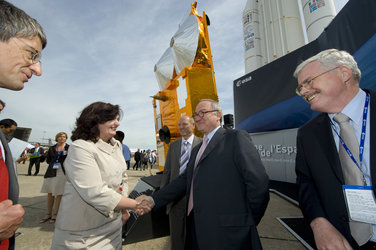 Czech minister Miroslava Kopicova visits the ESA Pavilion