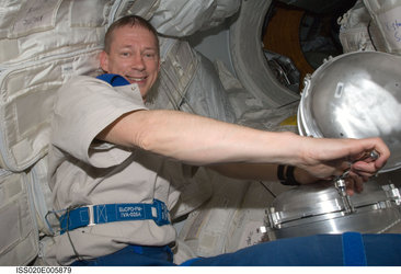 Frank De Winne performs the regular service on the WPA in the Kibo laboratory of the ISS