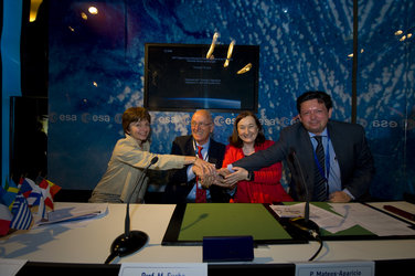 Hispasat AG 1 contract signature at Le Bourget