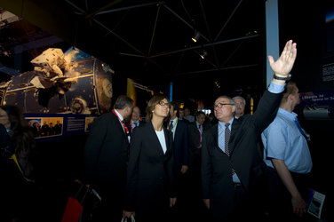 Mariastella Gelmini and Jean-Jacques Dordain visit the ESA Pavilion