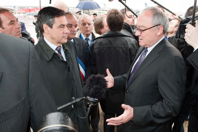 Mr Dordain welcomes Mr Fillon to the ESA Pavilion at Le Bourget