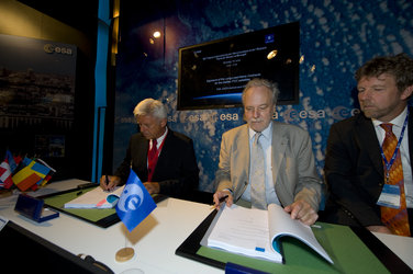 Signature of the Long-Lead Items Contracts for the Galileo FOC satellites