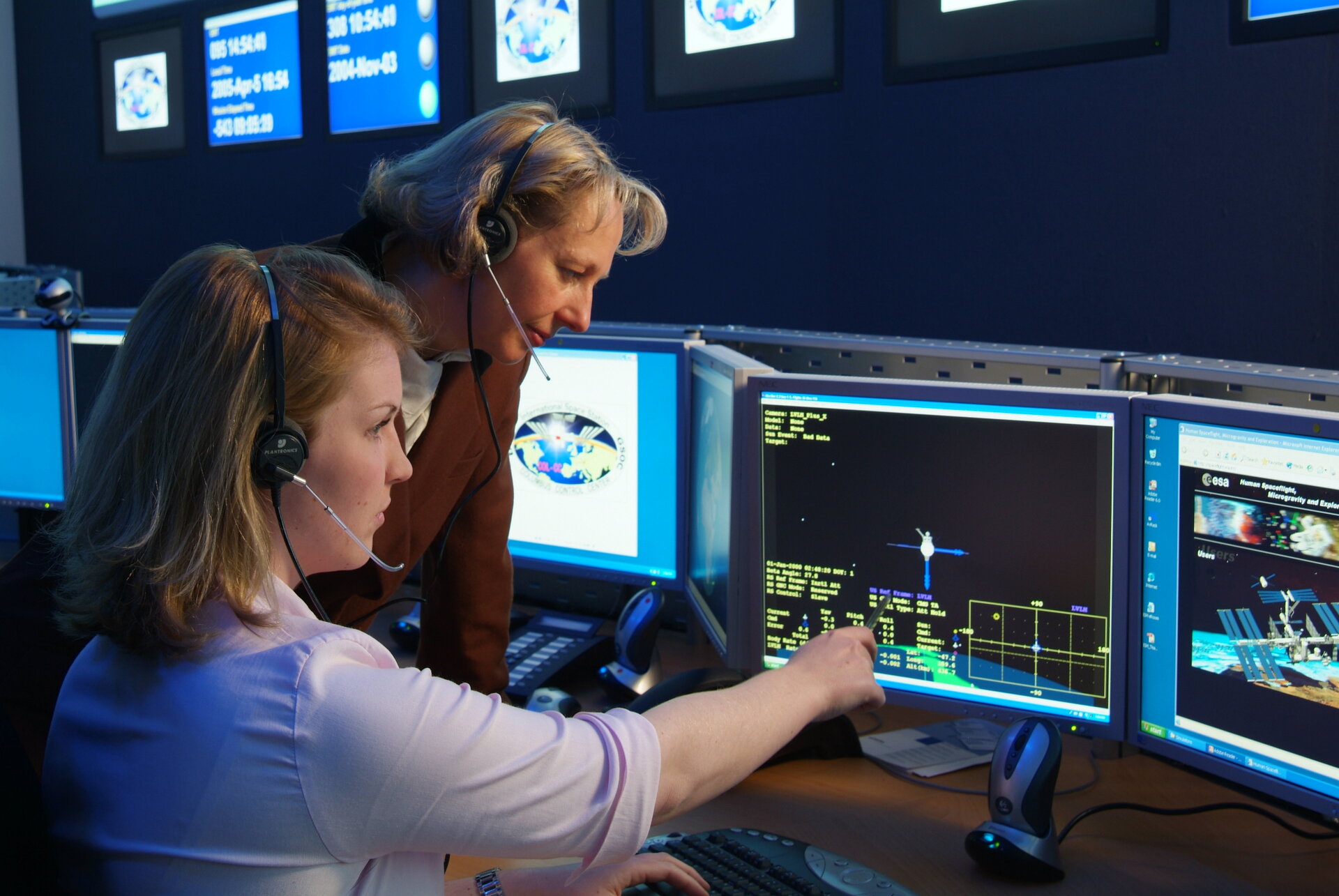 ESA Flight Directors work alongside DLR and industrial team mission controllers