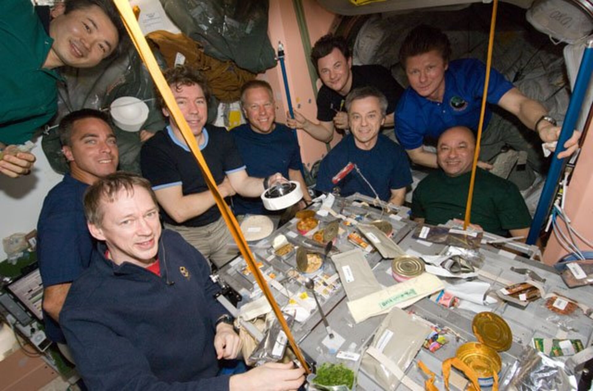 Bezoek van de Endeavour: op deze foto zie je mij met acht collega's tijdens de maaltijd