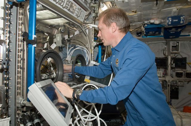 Working on the InSPACE experiment with the Microgravity Science Glovebox on the ISS