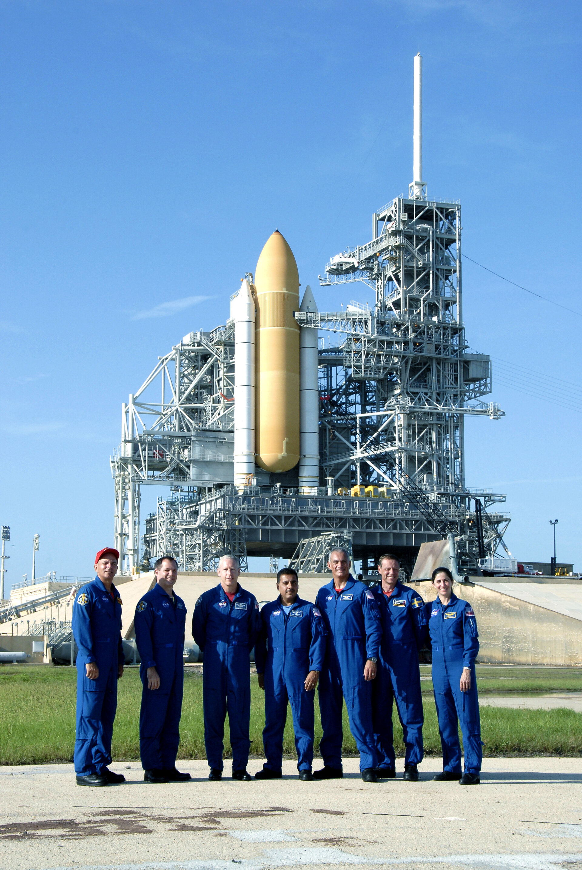STS-128:s besättning med Discovery vid Kennedy Space centers startplatta 39A efter att ha svarat på frågor från media