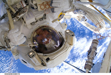 Christer Fuglesang participates in the third STS-128 spacewalk