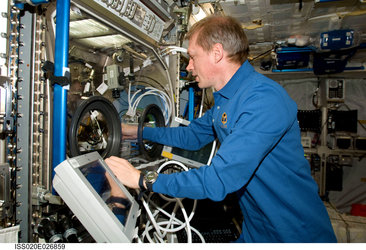 Frank De Winne works with the InSPACE experiment in the Microgravity Science Glovebox