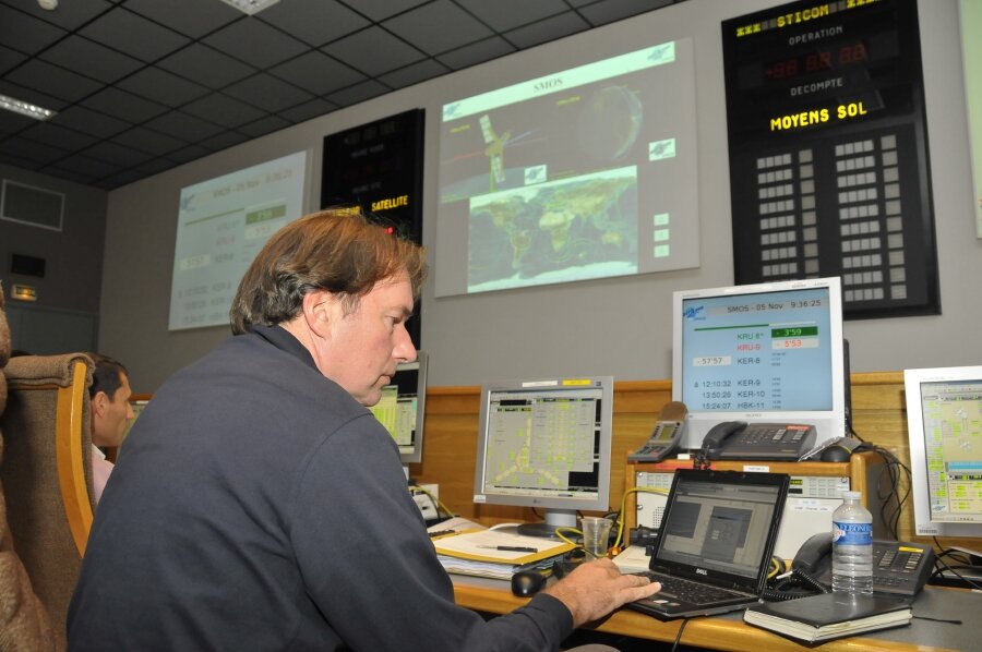 Consola de la ESA en la Sala de Control Principal de SMOS
