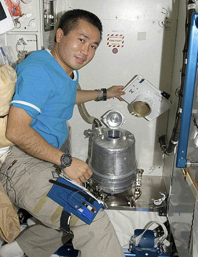 Benutzung der Toilette auf der ISS