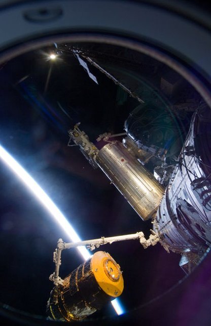De HTV met de robotarm Canadarm2 van het ruimtestation