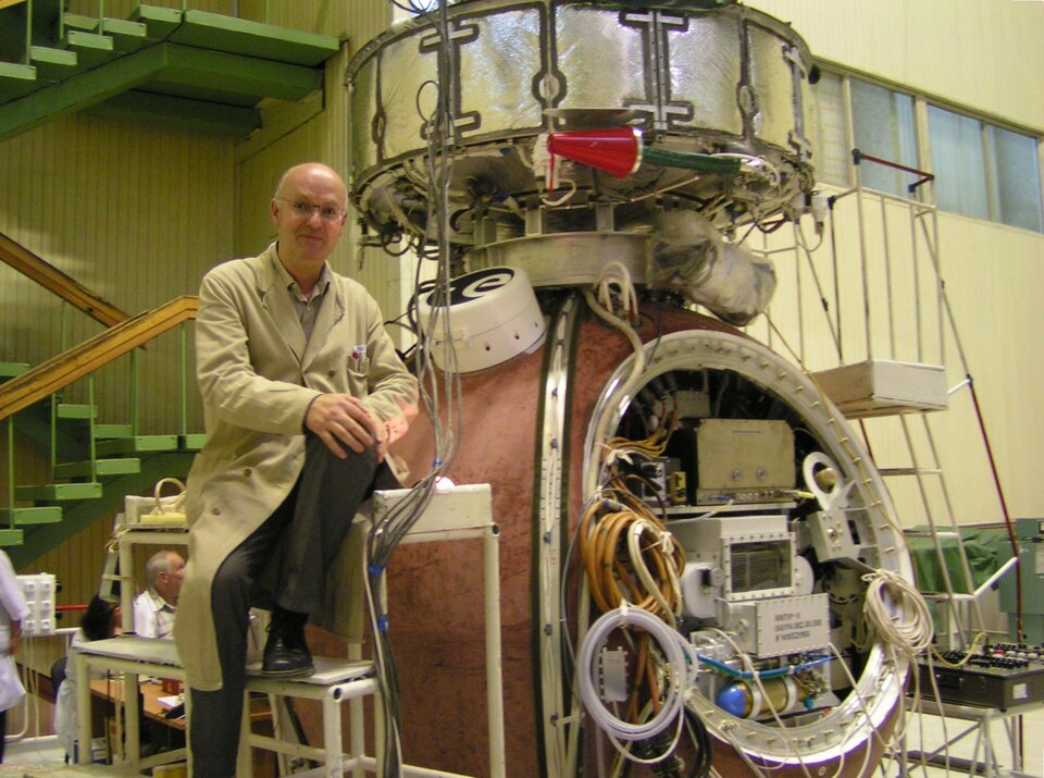 René Demets with Biopan container at the surface of Foton-M3 capsule