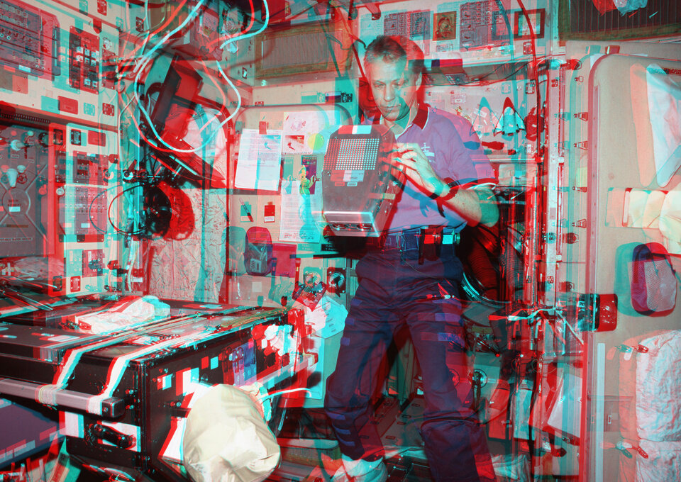 A still anaglyph image showing Thomas reiter with ERB-1 camera