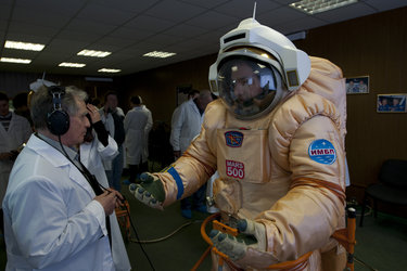 Testing a 'martianised' Orlan spacesuit