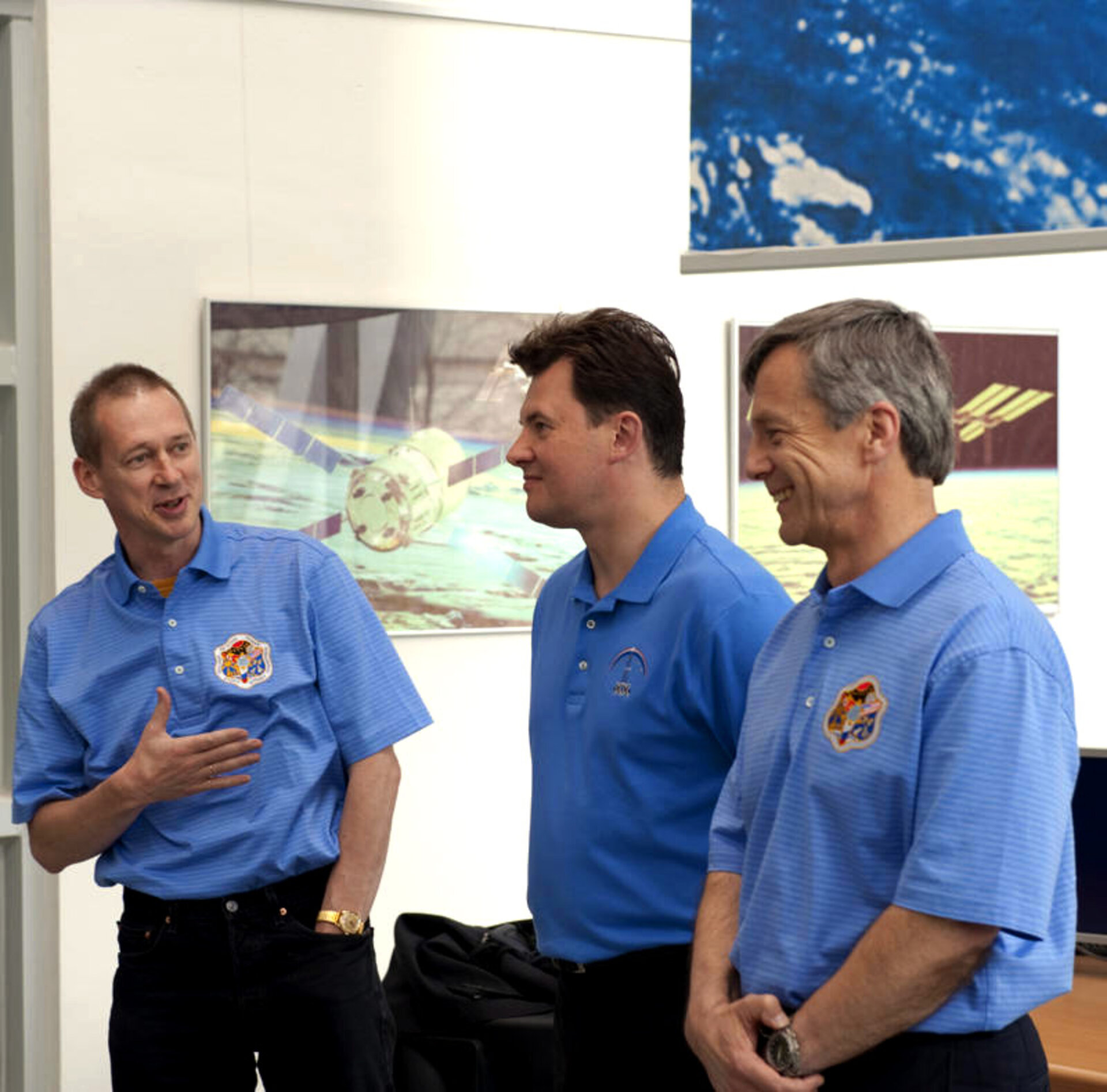 Former ISS crewmates together at ESA's Columbus Control Centre