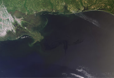 Oil spill nears the coast