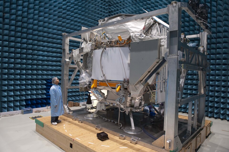 AMS-02 inside Maxwell for EMC testing