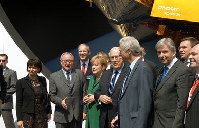 ILA 2010 : Visit of Angela Merkel to the Joint Space Pavillon 'Space for Earth'