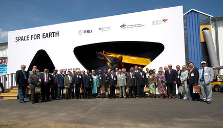 International Ambassadors visit the Joint Space Pavilion 'Space for Earth'