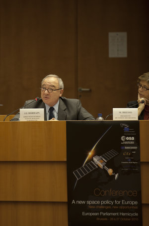 Jean-Jacques Dordain addresses the audience at the conference on space policy in Brussels on 26 October