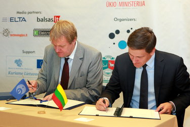 Mr Hulsroj and Mr Kreivys (right) sign the Cooperation Agreement on 7 October