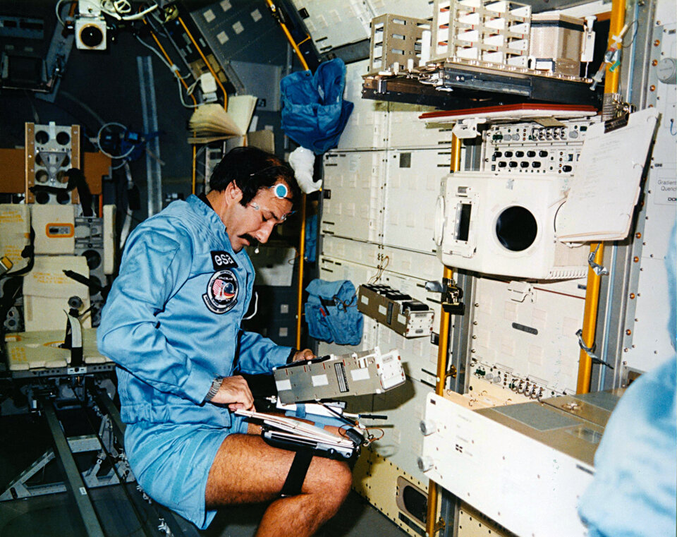 Wubbo Ockels bei Forschungsarbeiten im Spacelab D1