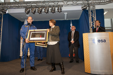 Alexander Gerst receives his award