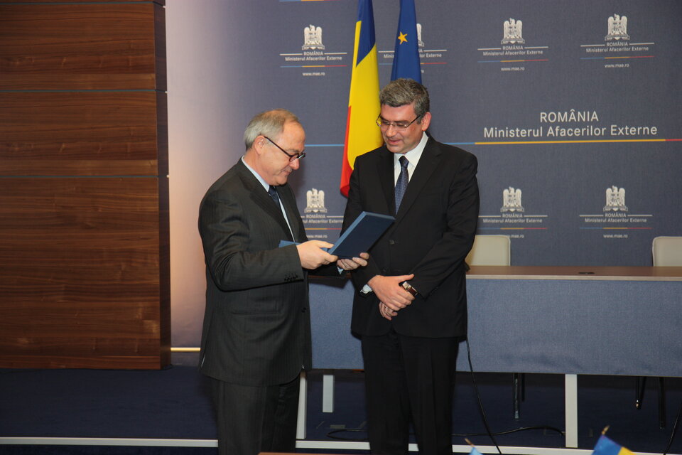 Presenting a gift to Romanian Foreign Minister