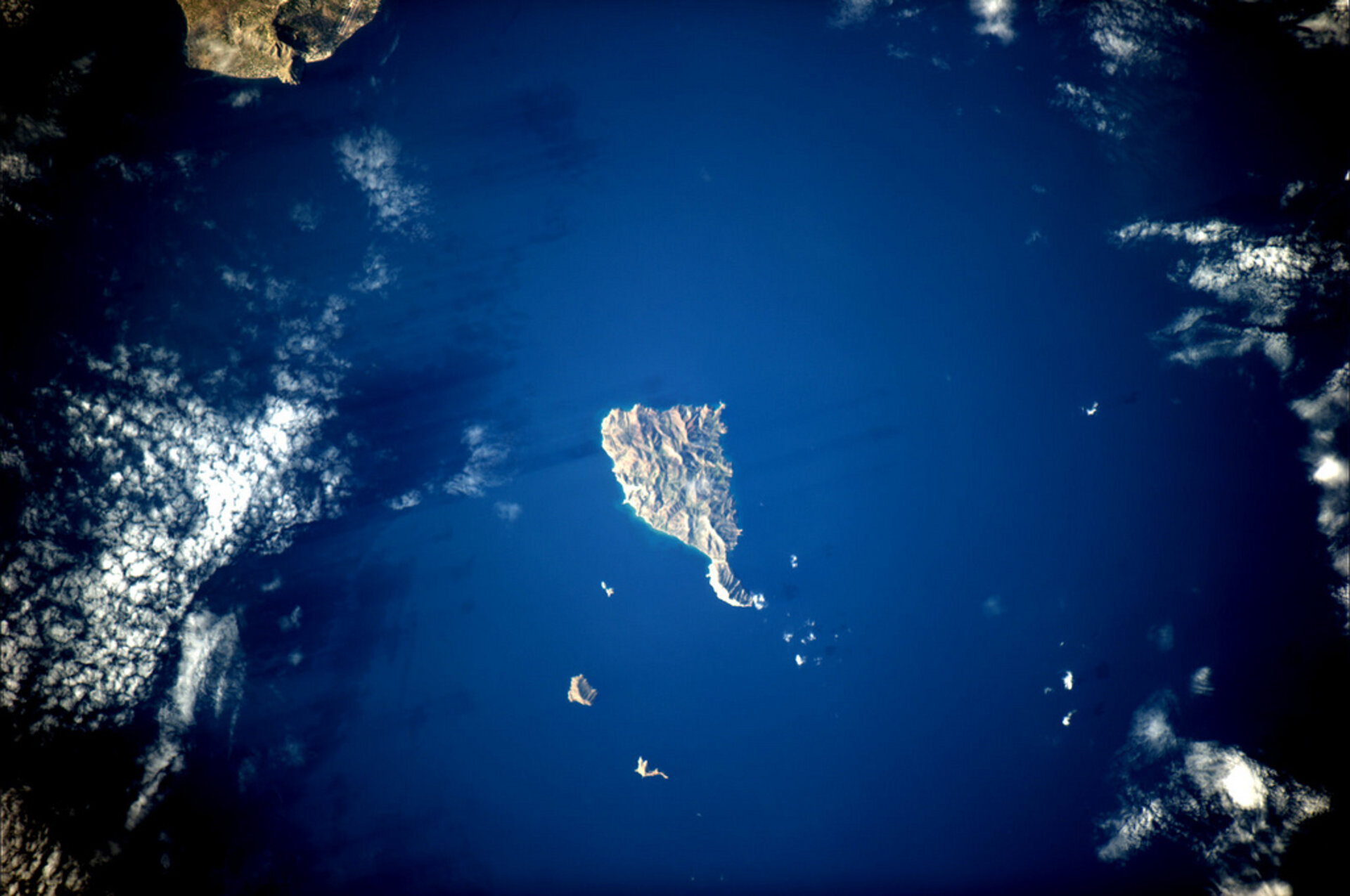 Η Ανάφη, ένα πετράδι σπαρμένο στο αρχιπέλαγος του Αιγαίου