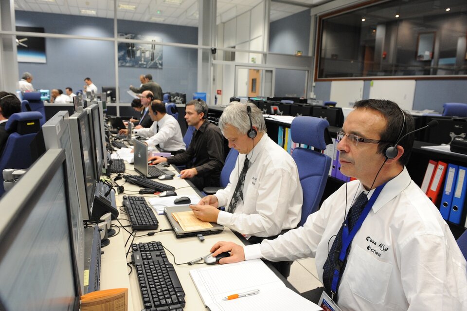 Les directeurs de mission de l'ESA à leurs consoles à l'ATV-CC
