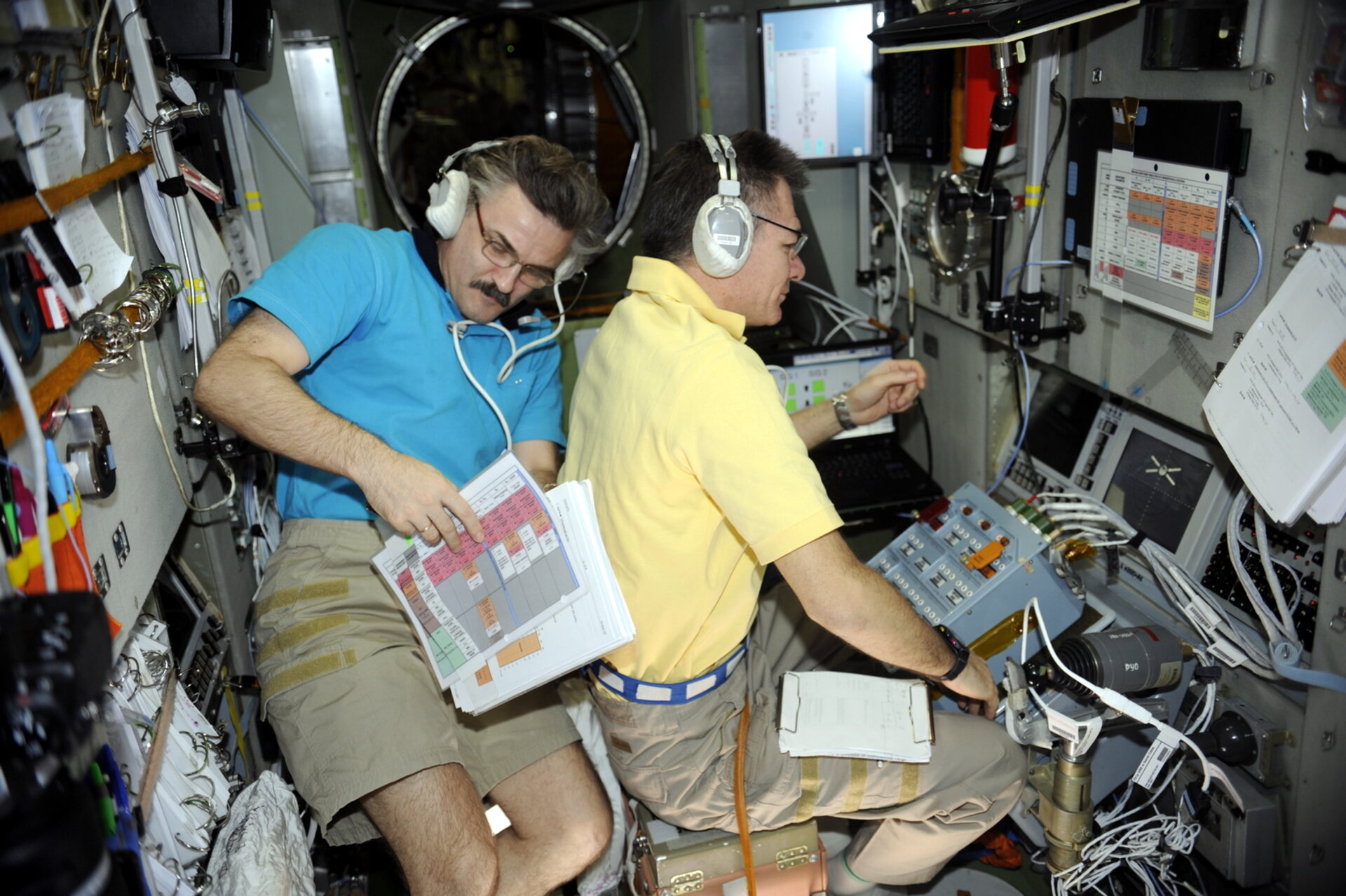 Paolo Nespoli and Alexander Kaleri preparing for ATV-2 docking